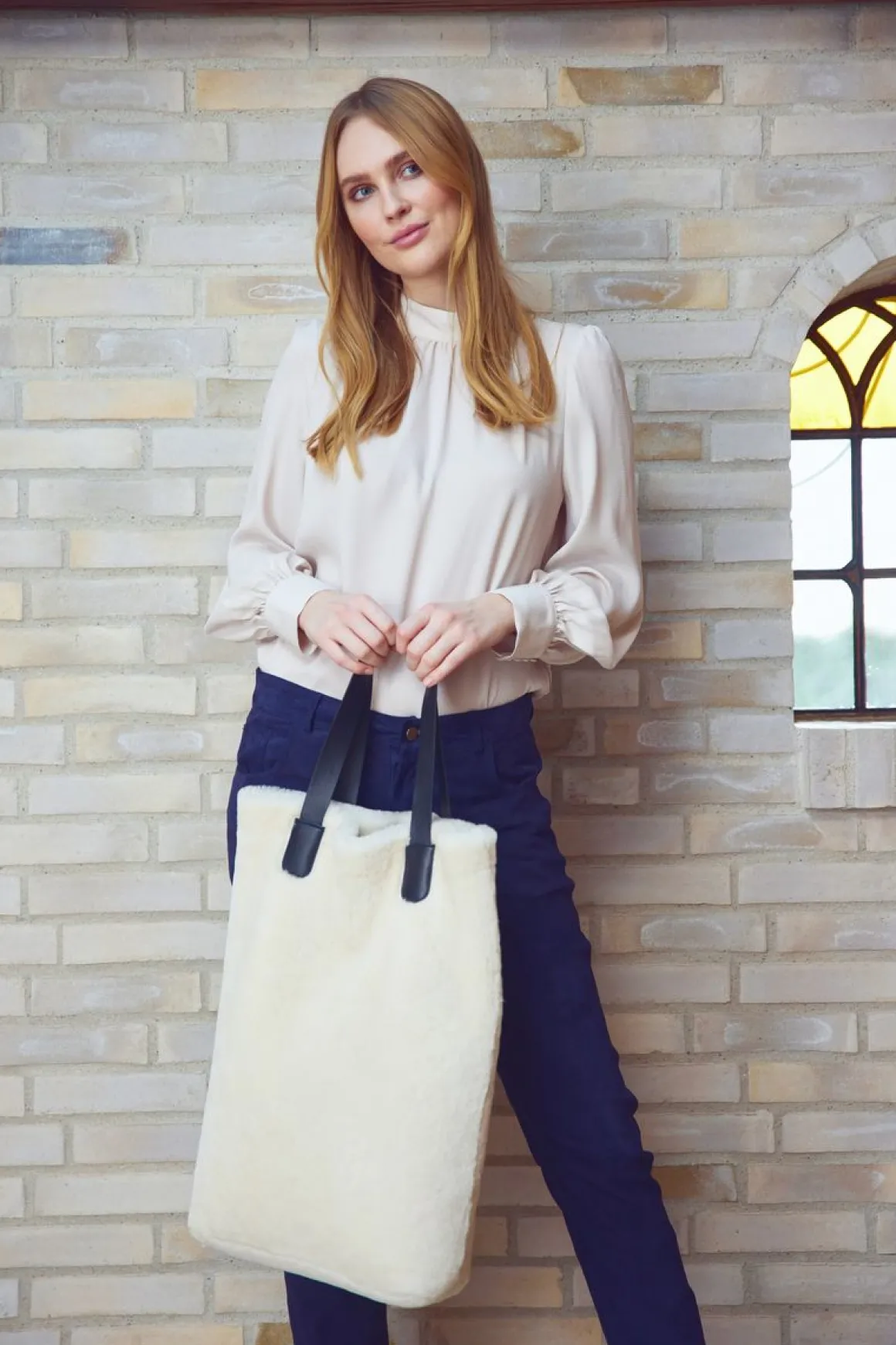Leonora Shopper