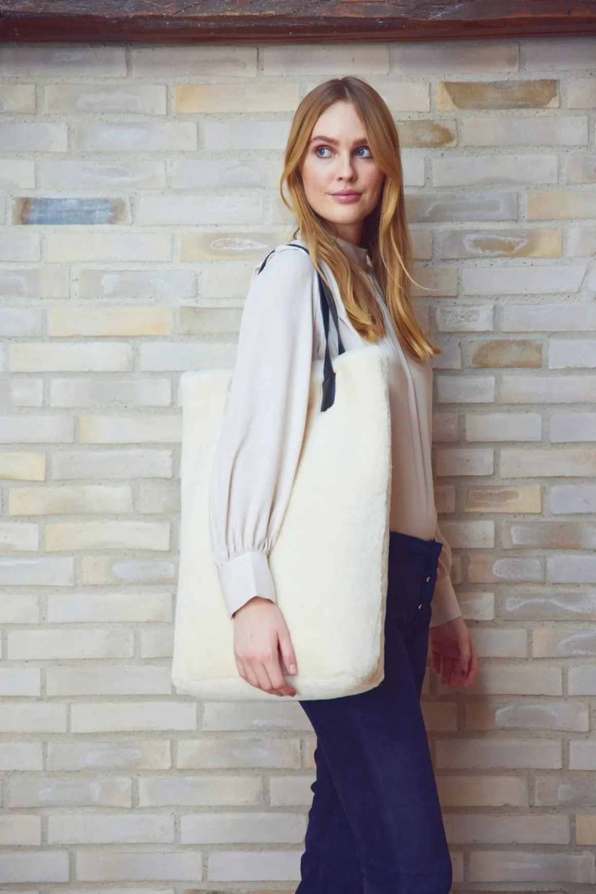 Leonora Shopper