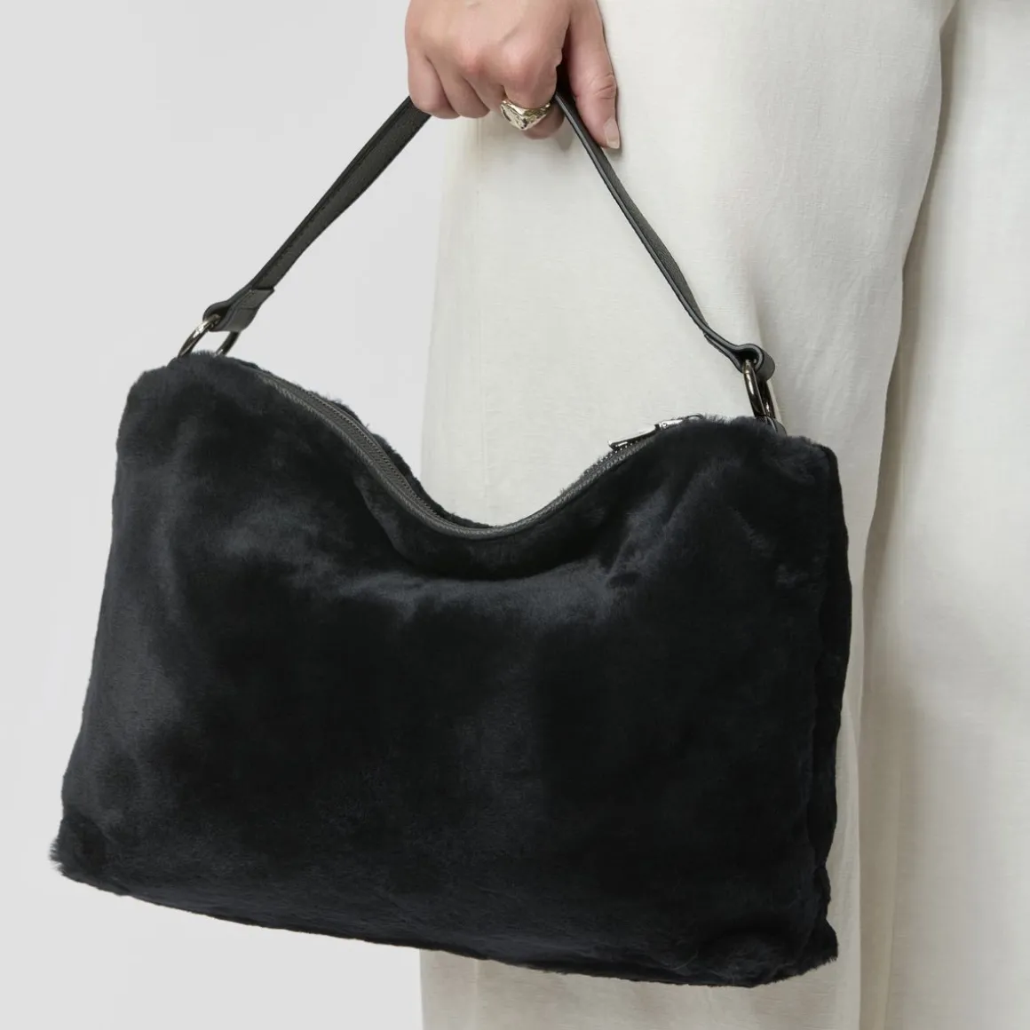 Olivia Maxi Taske