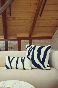 Zebra Lammeskindspude | Korthåret | New Zealand | Dobbeltsidet | 30x60 cm