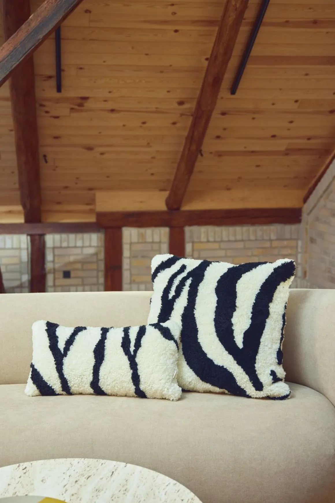 Zebra Lammeskindspude | Korthåret | New Zealand | Dobbeltsidet | 30x60 cm